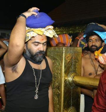Actor simbu leaving to sabarimala ayyappan temple phottos